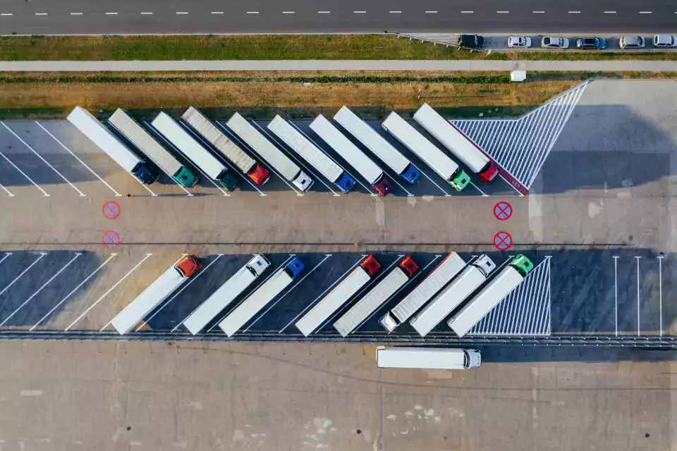 Camions de transport garés sur un parking